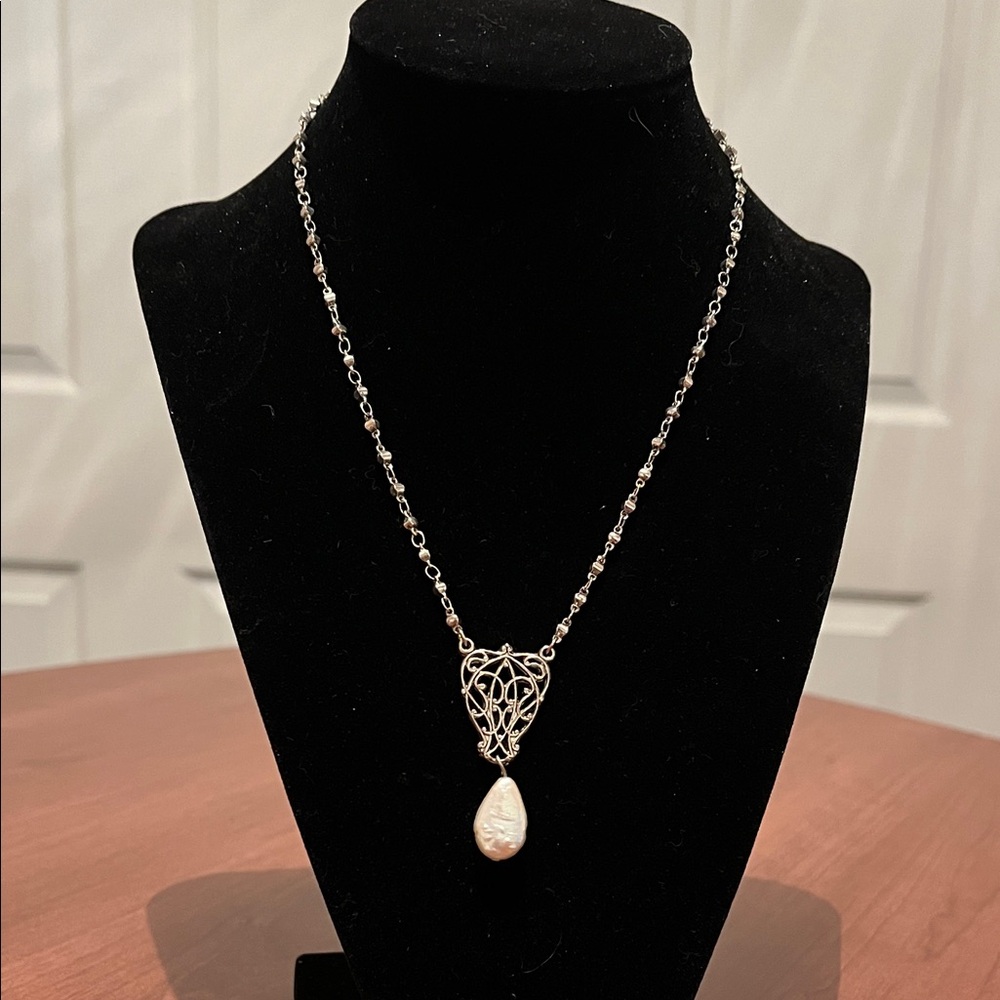 Elegant Silver Toned Necklace with Pearl Pendant